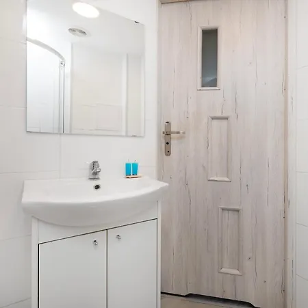 Downtown Comfort By Bookinghost לודז'