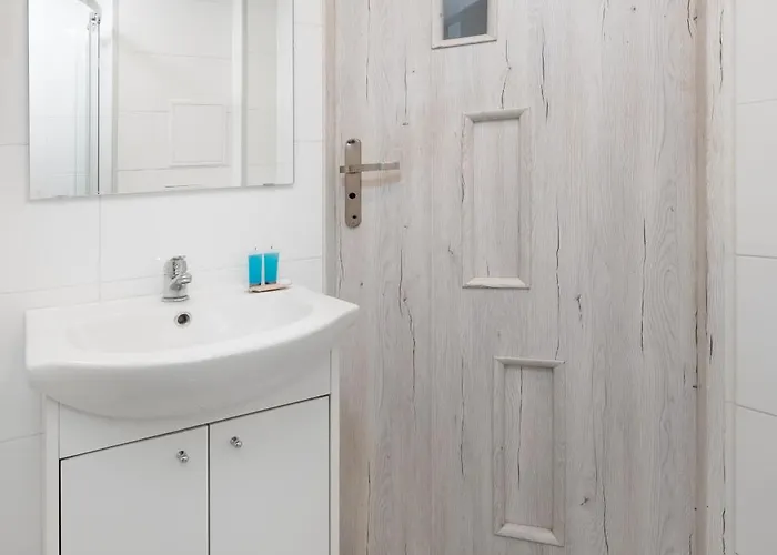 Downtown Comfort By Bookinghost *