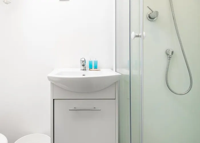 Downtown Comfort By Bookinghost *