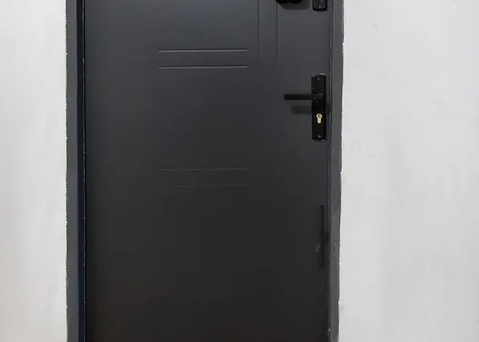 Downtown Comfort By Bookinghost